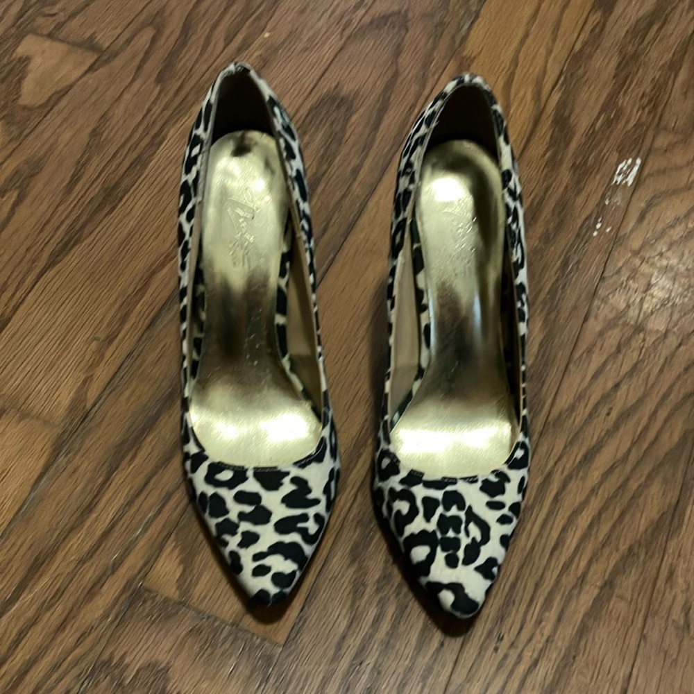Thalia Sodi Black and Cream Leopard Print Heels